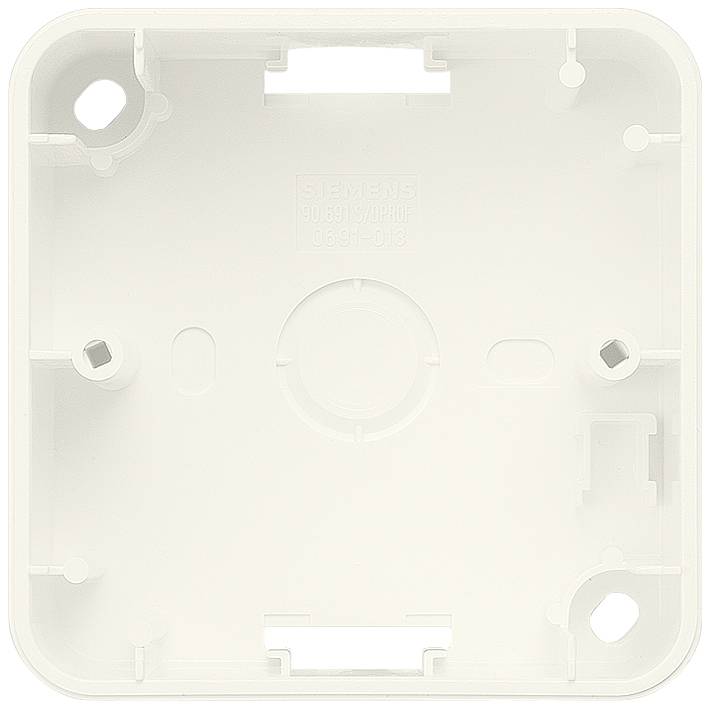 Un boîtier carré blanc pour un interrupteur mural, comportant plusieurs ouvertures pour les câbles. Aucun composant électrique n'est visible.