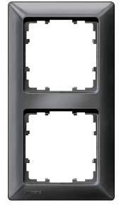 Cadre double en plastique noir pour deux interrupteurs ou prises de courant, de forme rectangulaire, sans interrupteurs visibles.