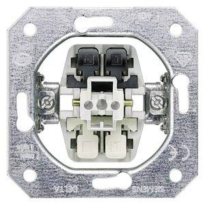 Mécanisme d'interrupteur avec deux contacts de commutation et cadre métallique, adapté pour une installation encastrée dans les installations électriques.