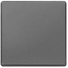 Un carré gris uniforme, uniformément coloré ; pourrait servir d'élément décoratif ou de fond.