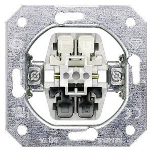 Un dispositif électronique pour un mécanisme de variateur tactile. Boîtier métallique carré avec des bornes de connexion centrales pour les lignes électriques.