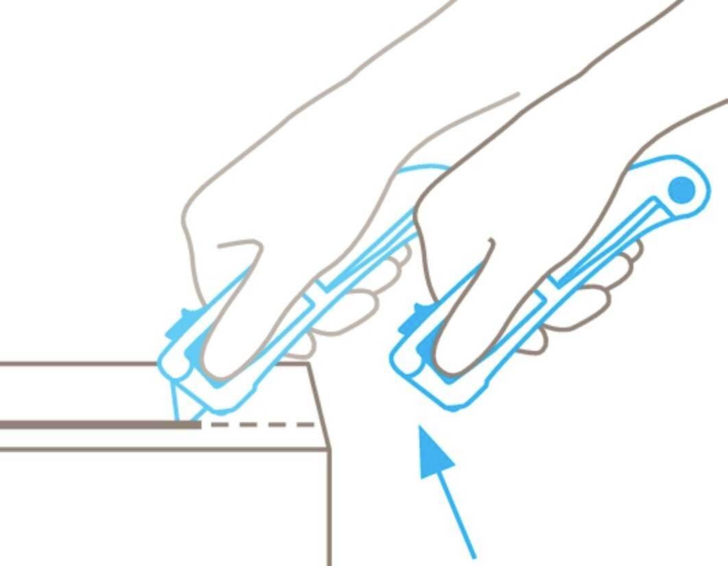 Diagramme de deux mains utilisant des couteaux de sécurité pour couper un paquet, avec une flèche indiquant la direction de la coupe.