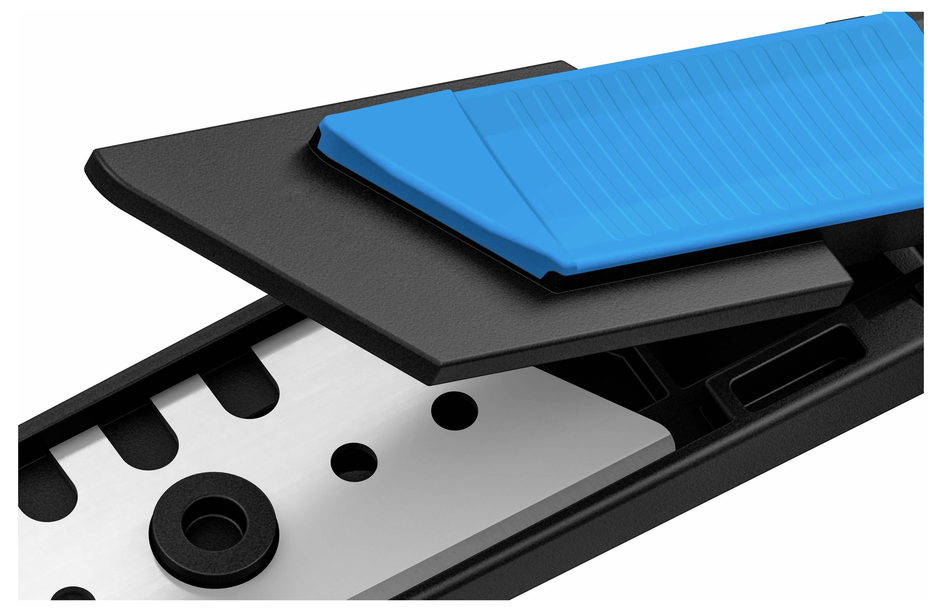 Une pièce en plastique bleue et noire est montée sur une base métallique présentant plusieurs trous de différentes tailles.
