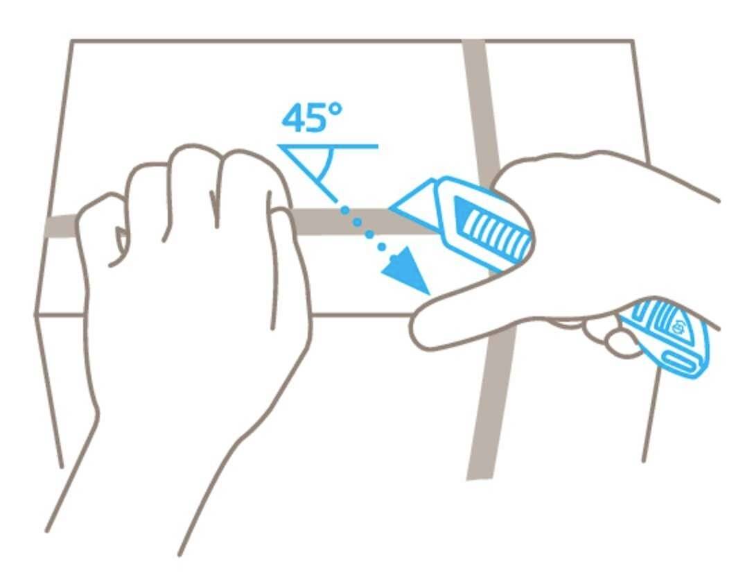 Une main tient une boîte, tandis que l'autre main coupe le ruban adhésif avec un couteau utilitaire selon un angle de 45 degrés.