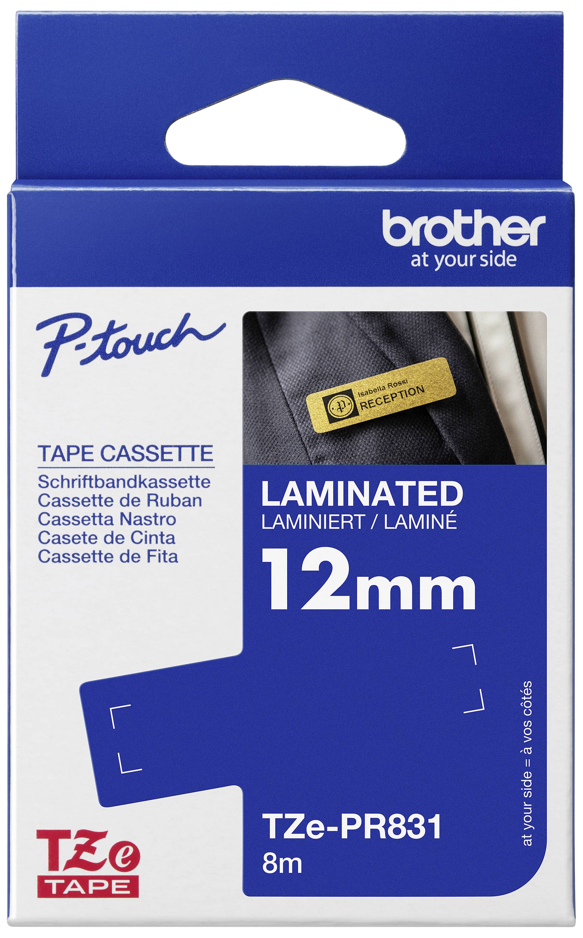 Emballage d'une cassette de ruban Brother P-touch, laminée, 12 mm, 8 m, modèle TZe-PR831, illustration d'une étiquette nominative sur une veste.