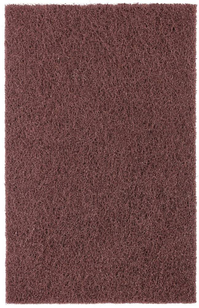 Tampon de ponçage brun, rectangulaire, avec une surface rugueuse et texturée. Adapté pour éliminer la rouille ou décaper des surfaces.