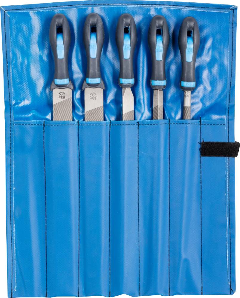Cinq burins bleus avec manche noir rangés dans un étui triangulaire en tissu bleu à ouverture rabattable, conçus pour les travaux sur bois.