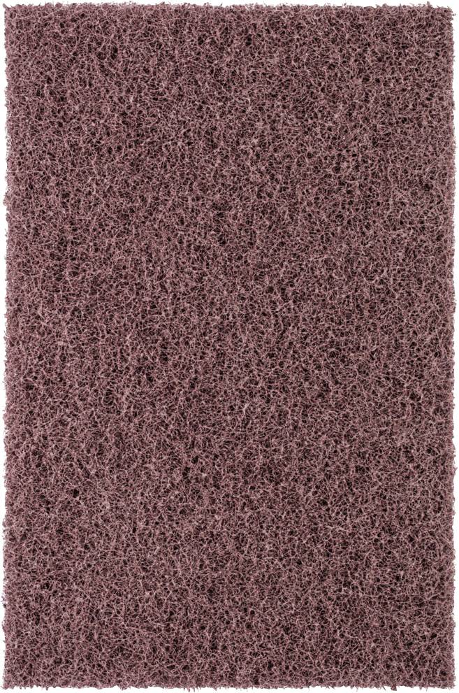Tapis rectangulaire rose à surface texturée et pelucheuse.