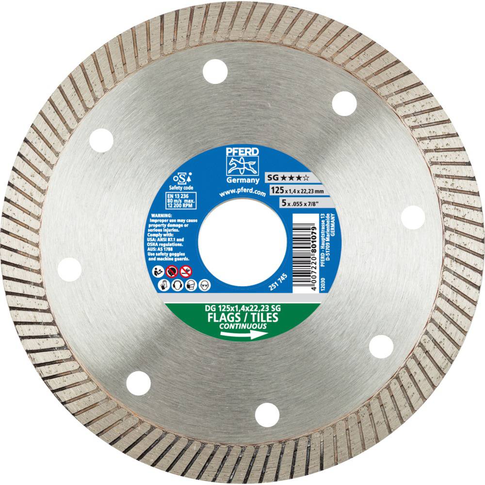 Disque de coupe diamanté rond avec des étiquettes bleues et vertes, comportant des informations sur les dimensions et la sécurité, avec le nom de la marque visible.