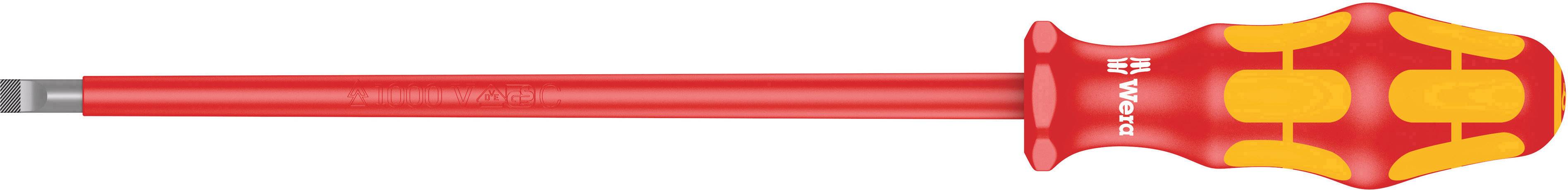 Un tournevis isolé rouge avec une poignée ergonomique en plastique, principalement conçu pour les travaux électriques.