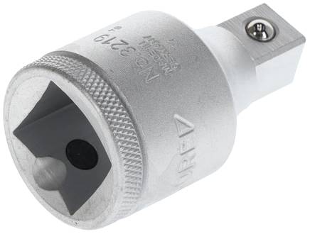 Un adaptateur d'outil en argent avec un raccordement carré et des marquages gravés, principalement destiné à des applications mécaniques.