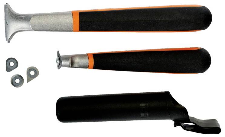 Trois outils munis de poignées ergonomiques et de lames en métal, accompagnés de lames de rechange. Appropriés pour lisser des surfaces.