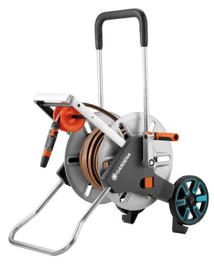 Un chariot enrouleur de tuyau d'arrosage gris et orange avec une poignée et des roues, conçu pour faciliter le transport et le rangement d'un tuyau.