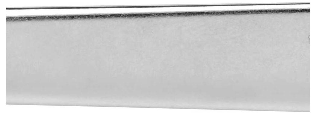 Un long tube métallique argenté à la surface lisse et mate. Aucune autre caractéristique ou décoration visible.