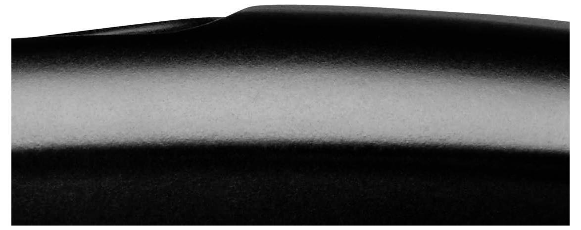 Surface noire et lisse qui évoque un appareil technique moderne ; l'accent est mis sur un design minimaliste.