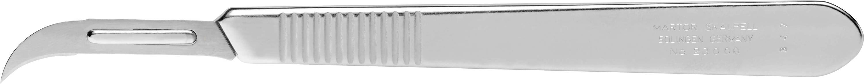 Un scalpel argenté à lame courbe et à poignées striées repose sur un fond blanc. Il est typiquement utilisé dans les interventions chirurgicales.