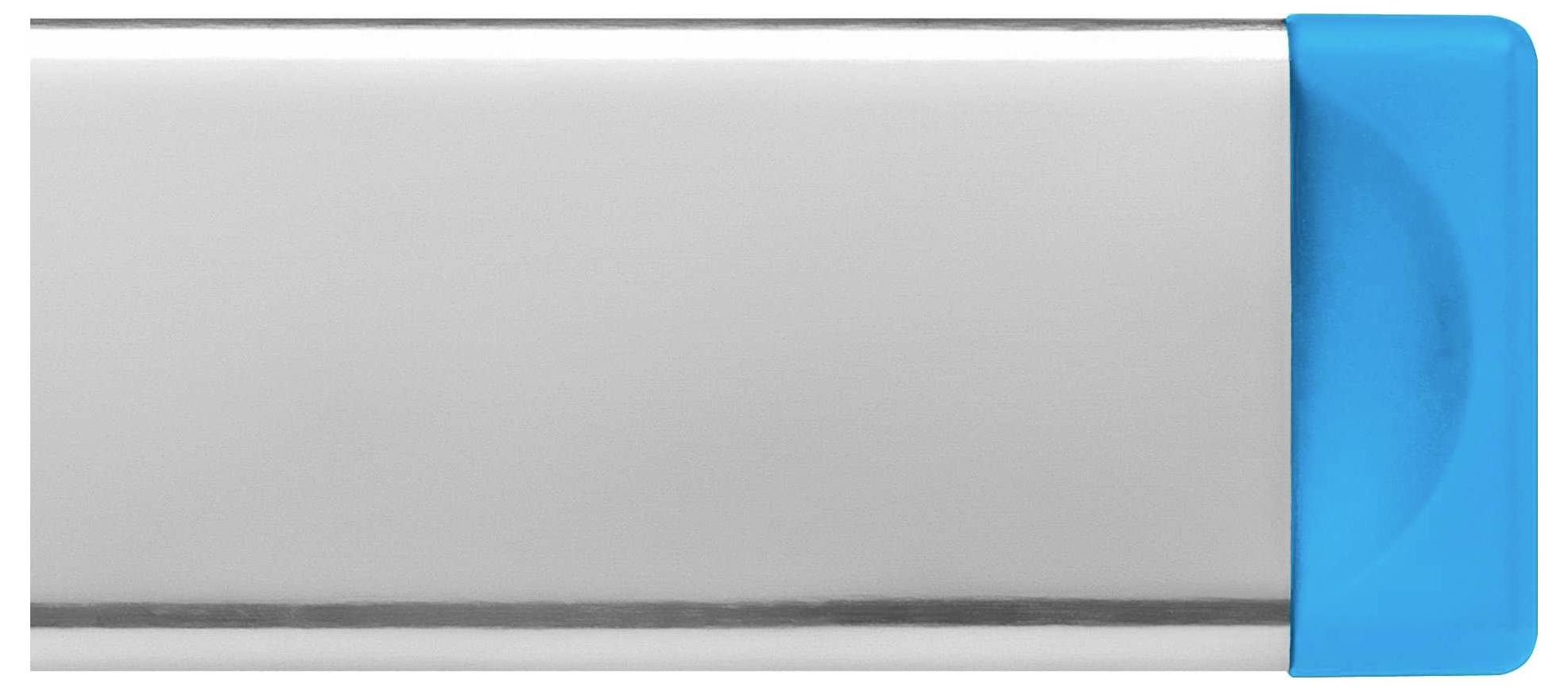 Une clé USB argentée avec un capuchon bleu à droite.