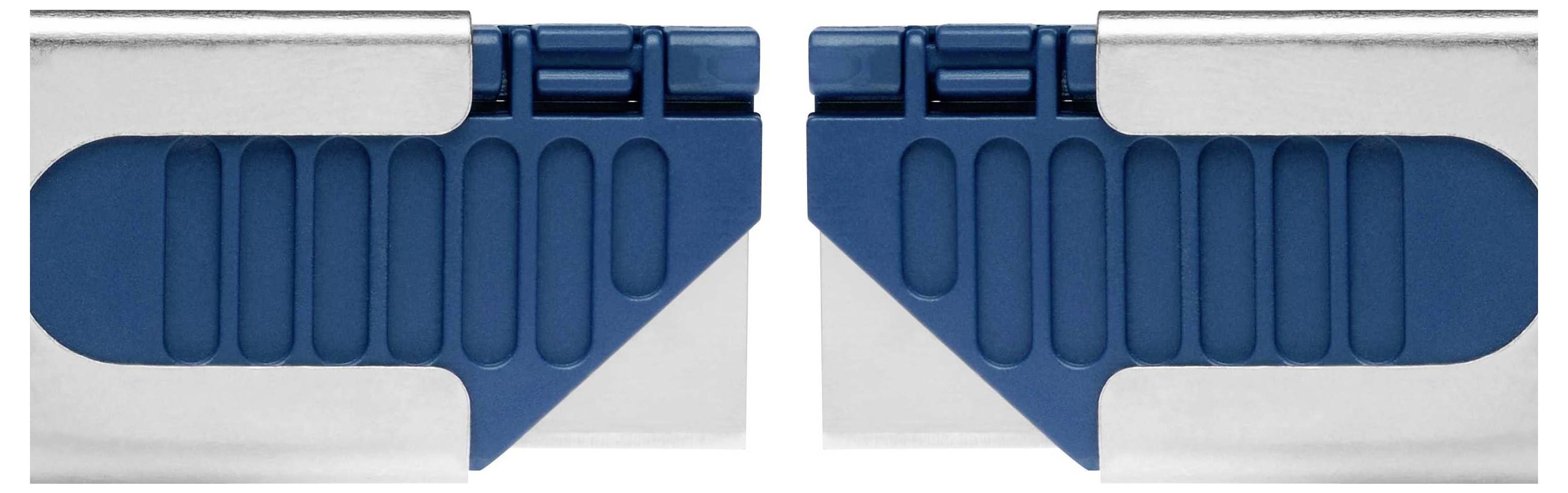 Deux pièces métalliques connectées avec des éléments en plastique bleu au centre, dont la forme rappelle une sorte de couplage ou de raccord.