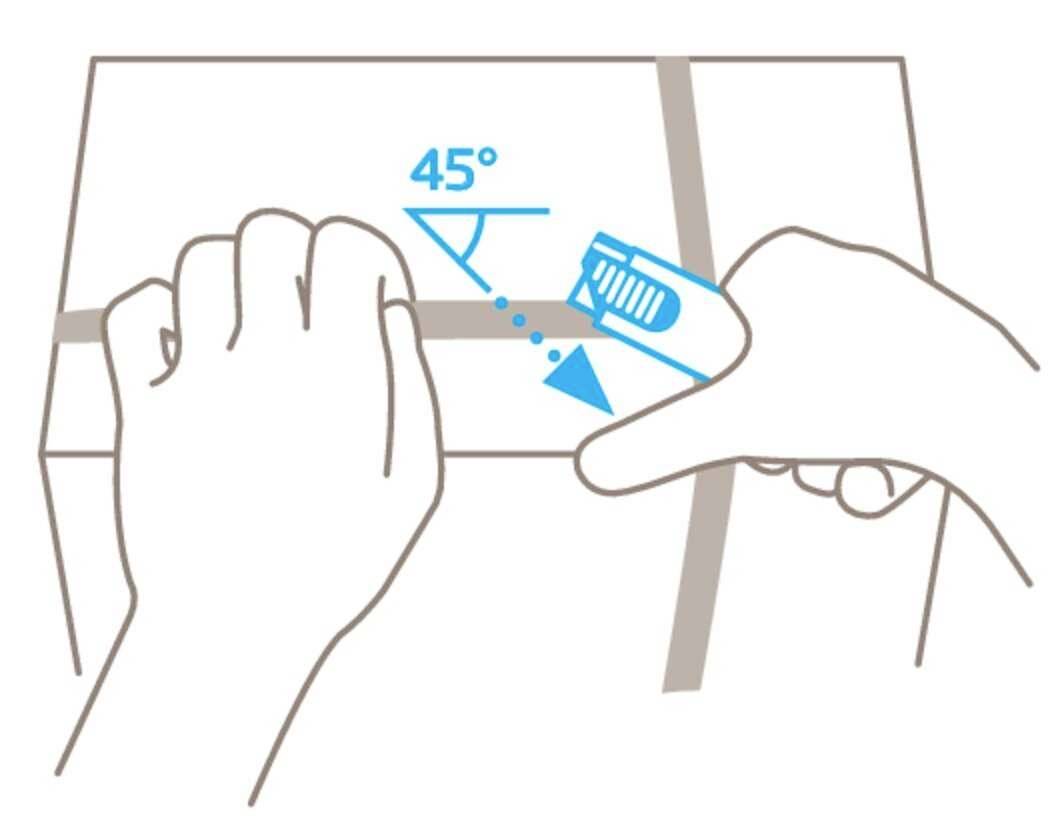 Deux mains ouvrent un carton à l'aide d'un cutter. L'angle de coupe est de 45 degrés.