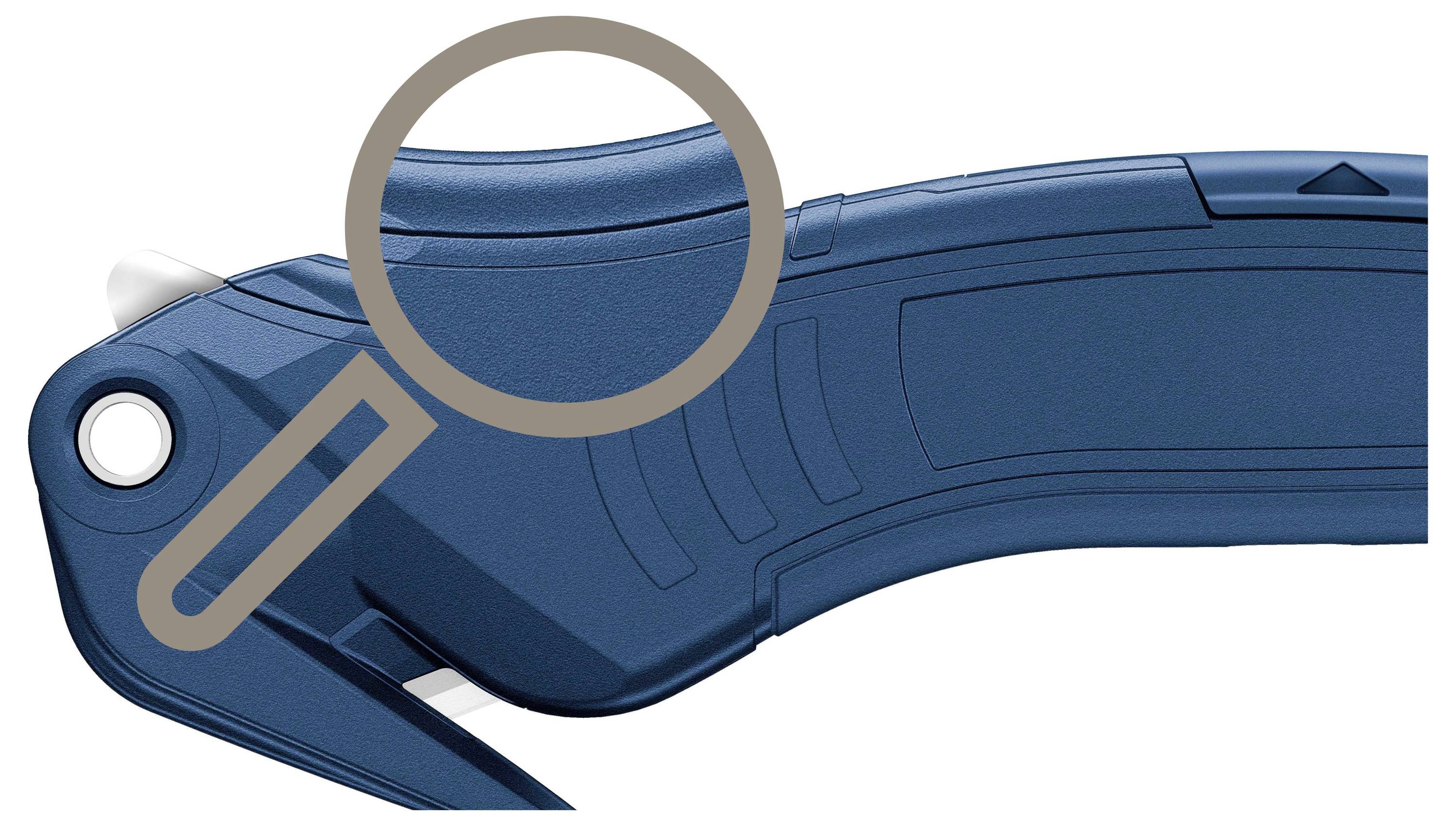 Gros plan d'une poignée de couteau pliant bleu avec une loupe, mettant en évidence les détails de la texture et de la forme de la poignée.