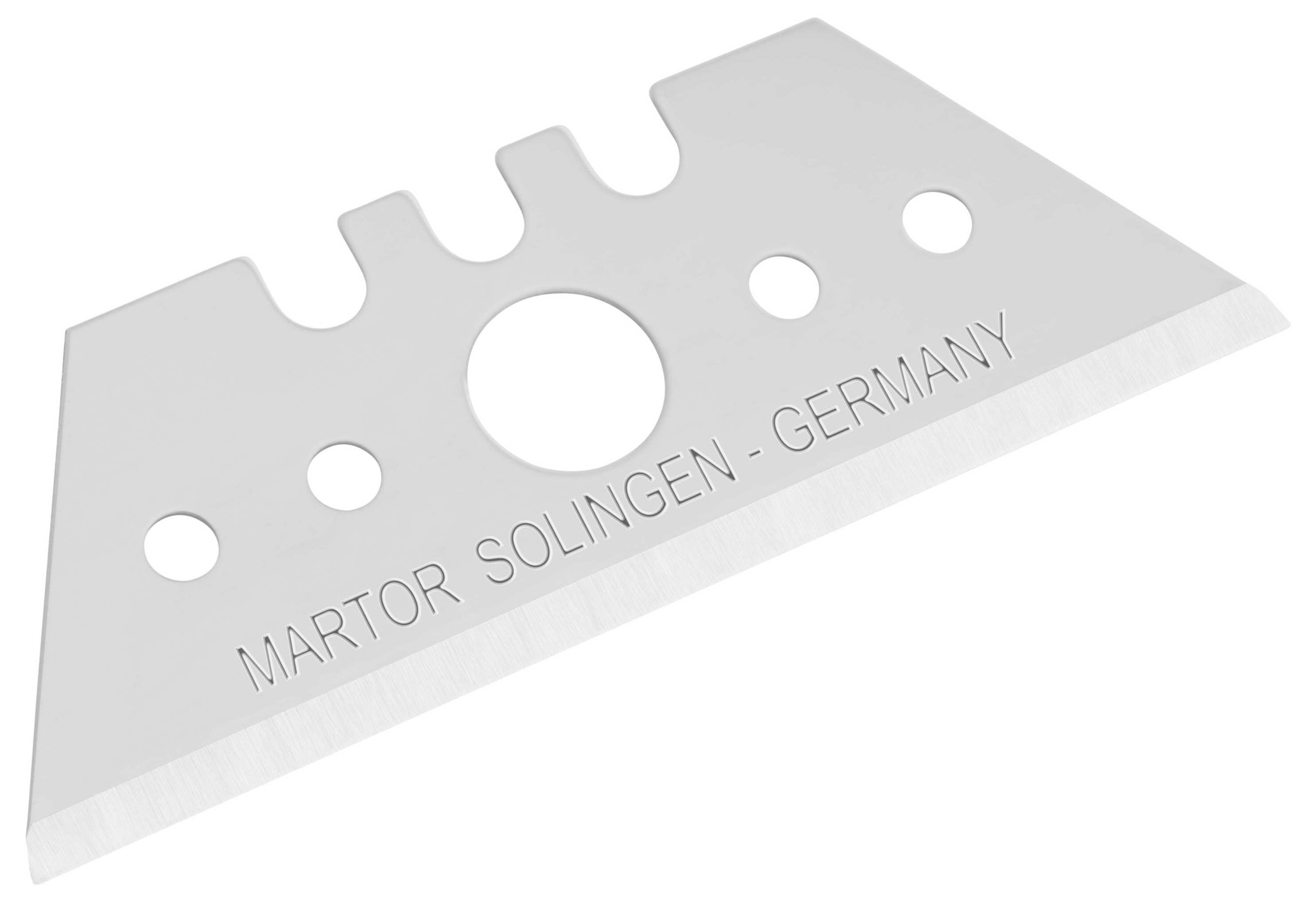 Lame portant l'inscription 'Martor Solingen - Germany', de forme rectangulaire avec un bord ondulé et plusieurs trous ronds au centre.