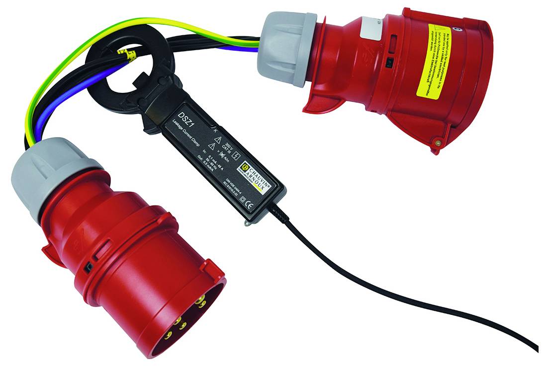 Adaptateur électrique avec fiches industrielles rouges et appareil de mesure au centre, affichant la tension et l'intensité du courant. Adapté aux applications professionnelles.