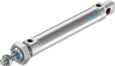 Un vérin pneumatique métallique avec des connexions à vis aux deux extrémités, fabriqué par Festo, sur un fond blanc.