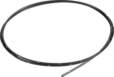 Un long serre-câble noir est posé en boucle lâche sur un fond blanc.
