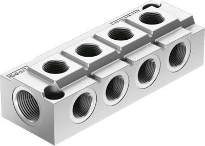 Bloc métallique avec plusieurs perçages filetés de différentes tailles, adapté aux connexions industrielles et aux conduites de tuyauterie.
