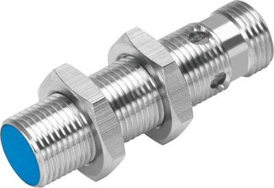 Un capteur inductif cylindrique en métal avec un embout bleu, probablement destiné à l'automatisation industrielle ou à la technologie des capteurs.