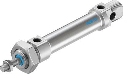 Un vérin pneumatique en métal avec raccords à vis et logo. Utilisé dans les systèmes automatisés de contrôle de mouvement.