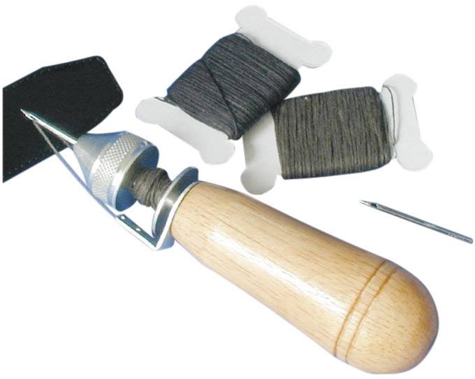Outil polyvalent en cuir avec manche en bois, comprenant un fil et une aiguille. Idéal pour réparer ou coudre du cuir et des tissus.
