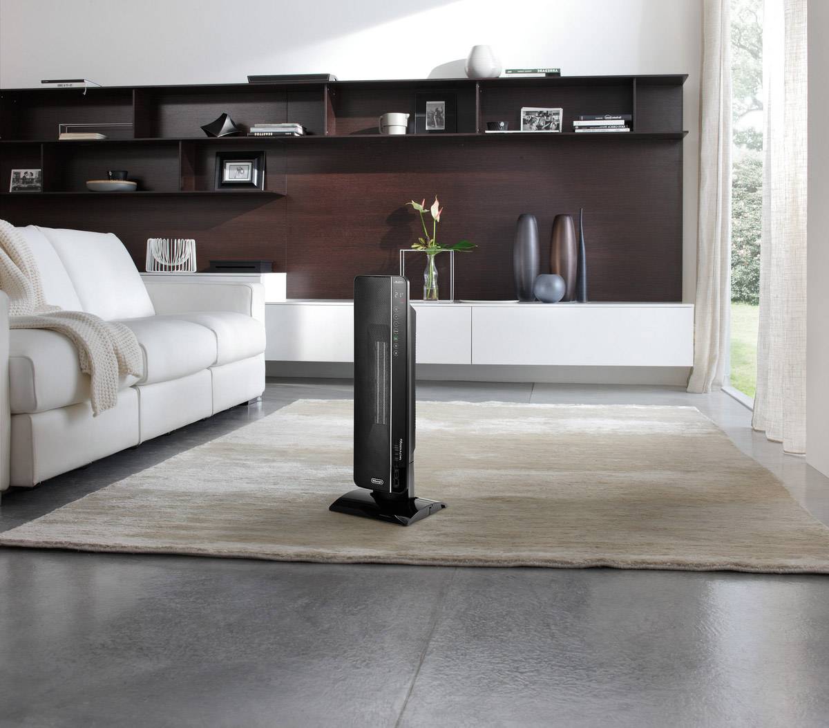 Un espace élégant avec un poêle moderne installé sur un tapis, entouré de meubles minimalistes et de grandes baies vitrées.