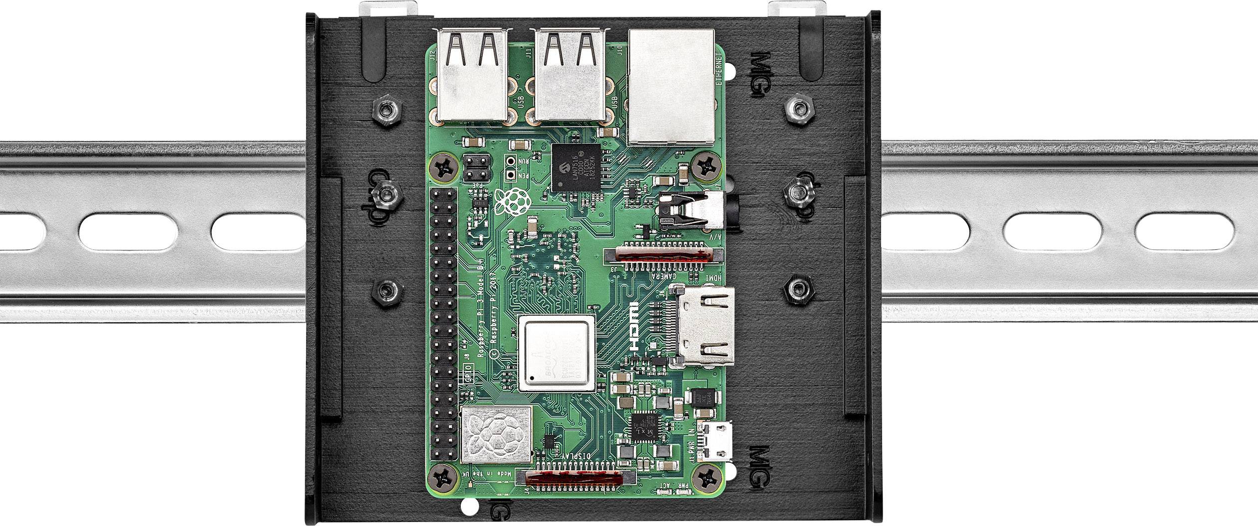 Raspberry Pi 3B+ monté sur un support métallique, montrant les ports USB et Ethernet ainsi que les composants principaux de la carte mère.