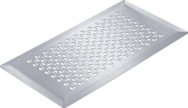 Râpe rectangulaire en métal argenté, percée de nombreux petits trous ronds, principalement utilisée pour la préparation des aliments.