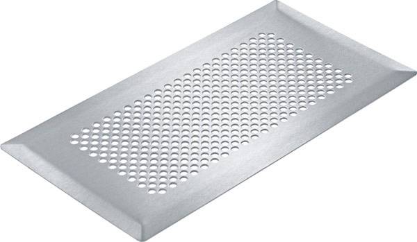 Une râpe en argent, rectangulaire, avec de nombreux petits trous ronds pour émincer les aliments.