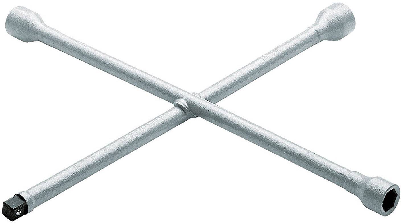 Une clé en croix argentée, un outil à quatre extrémités différentes de douilles, utilisée pour fixer les écrous de roue.