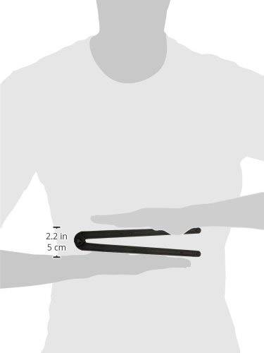 Une personne tient un tabouret pliant horizontalement entre ses mains. Une flèche avec '2.2 en 5 cm' indique la largeur.
