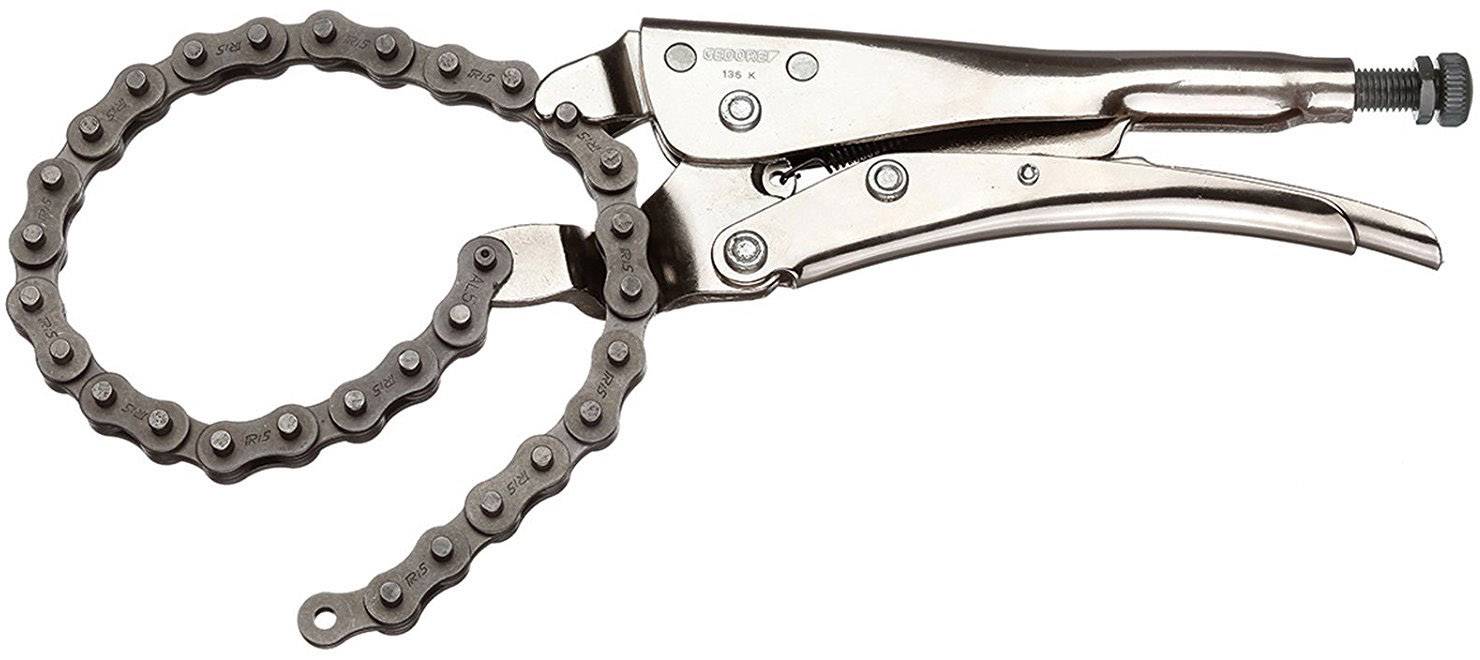 Une clé à chaîne en métal, utilisée pour saisir et faire tourner des tuyaux ou des objets ronds.