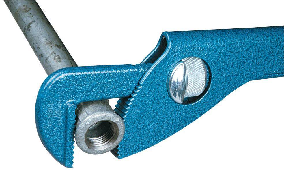 Une clé à tube bleue tient un tuyau métallique. L'outil est ouvert pour saisir le tuyau et montre ses surfaces de préhension dentées.