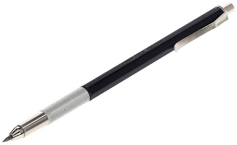 Crayon à mine noire avec clip en métal argenté et zone de préhension en caoutchouc, mis en valeur sur un fond blanc.