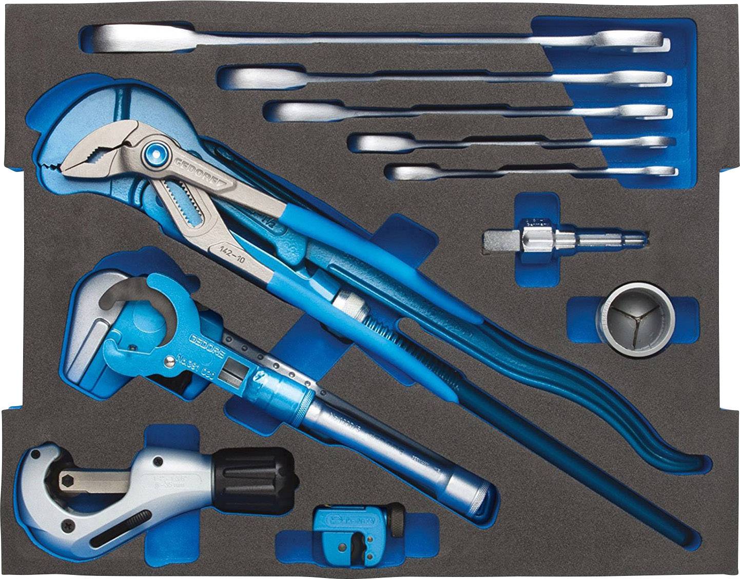 Un ensemble d'outils comprenant des clés bleues, des pinces à tuyaux et des mâchoires de serrage, rangé dans un support en mousse moulée pour un rangement organisé.