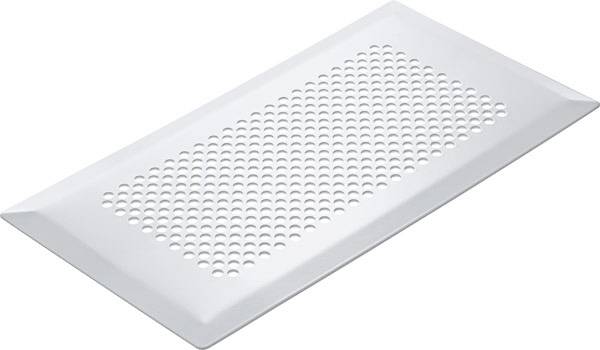 Une grille de ventilation rectangulaire en métal, peinte en blanc, percée de nombreux trous ronds, destinée à la ventilation des locaux.