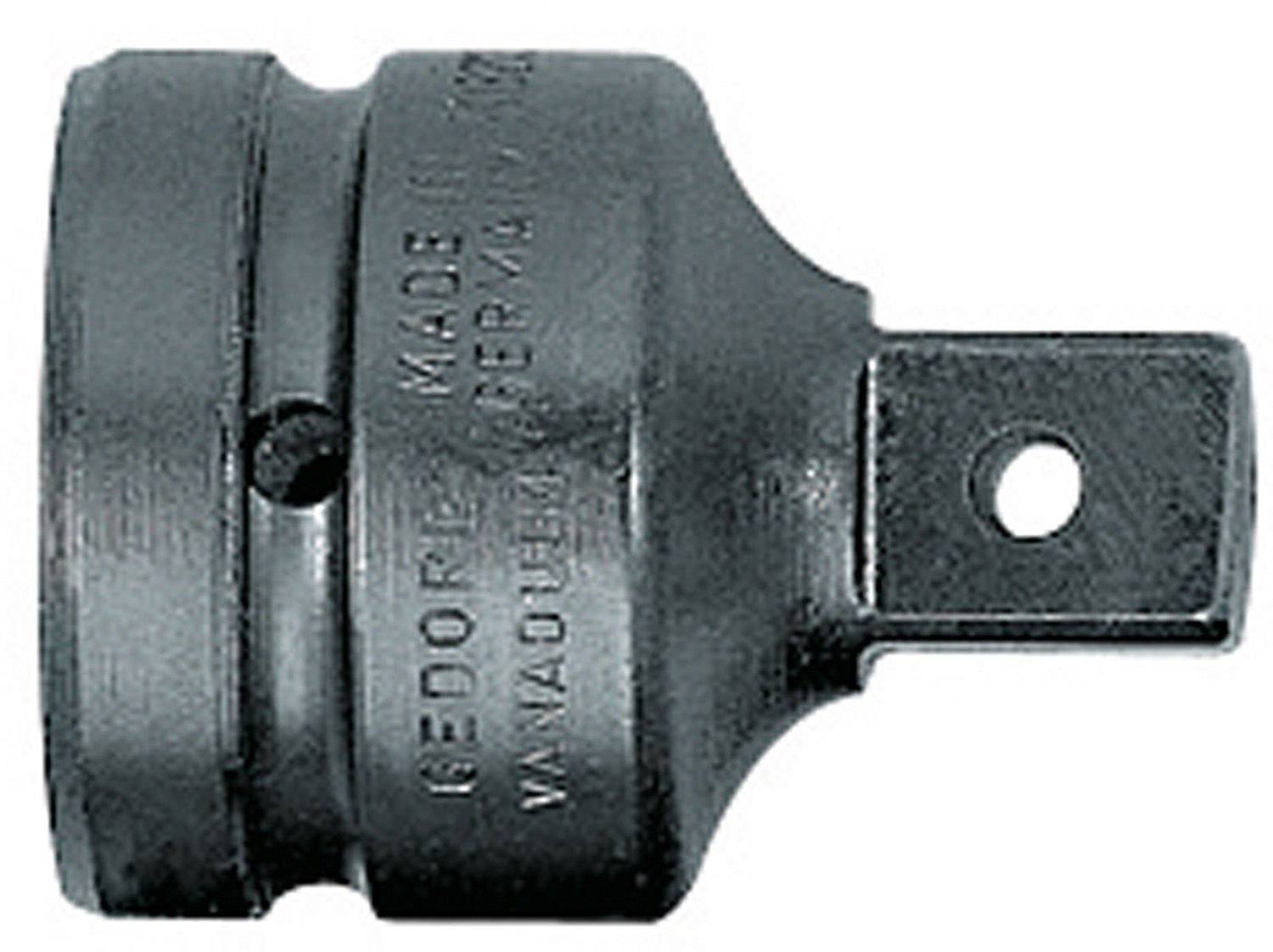 Un adaptateur ou embout en métal pour outils. Il possède un raccord carré d'un côté et une ouverture ronde de l'autre.
