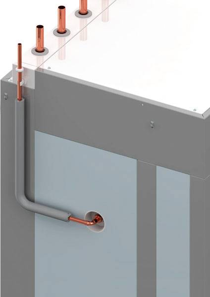 Appareil gris avec plusieurs tubes en cuivre sur le dessus, l'un d'entre eux étant raccordé de manière correspondante sur le côté.