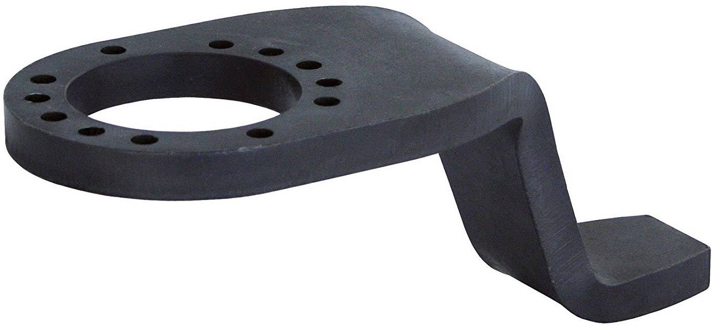 Pièce métallique avec un trou et un bras courbé, probablement un élément de fixation ou de connexion pour des machines.