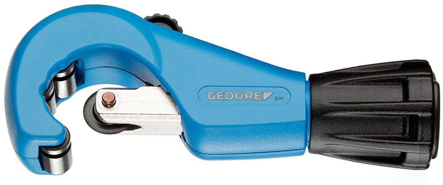 Coupe-tube avec poignée bleue et bouton de rotation noir, marqué 'GEDORE'. Adapté pour couper précisément des tuyaux.