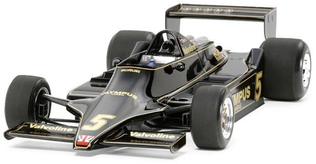 Voiture de Formule 1 noire avec des accents dorés et le numéro '5' sur le nez, sponsorisée par Olympus et Valvoline.
