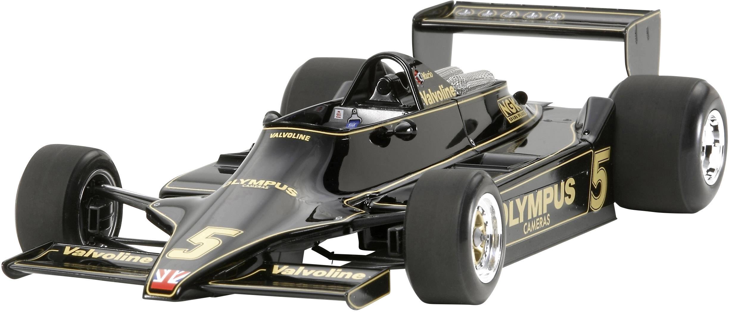 Voiture de Formule 1 noire avec des accents dorés et le numéro 5. La voiture arbore des logos de sponsors et de grandes roues.