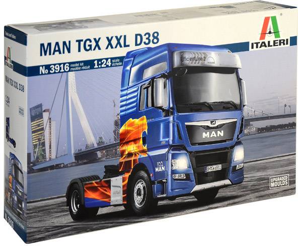 'Maquette MAN TGX XXL D38 d'Italeri, échelle 1:24. Contient des pièces pour assembler un modèle de camion. Représenté avec un pont urbain en arrière-plan.'